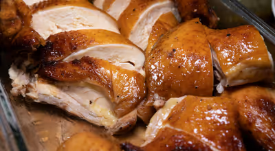 Pollo asado con limón y hierbas